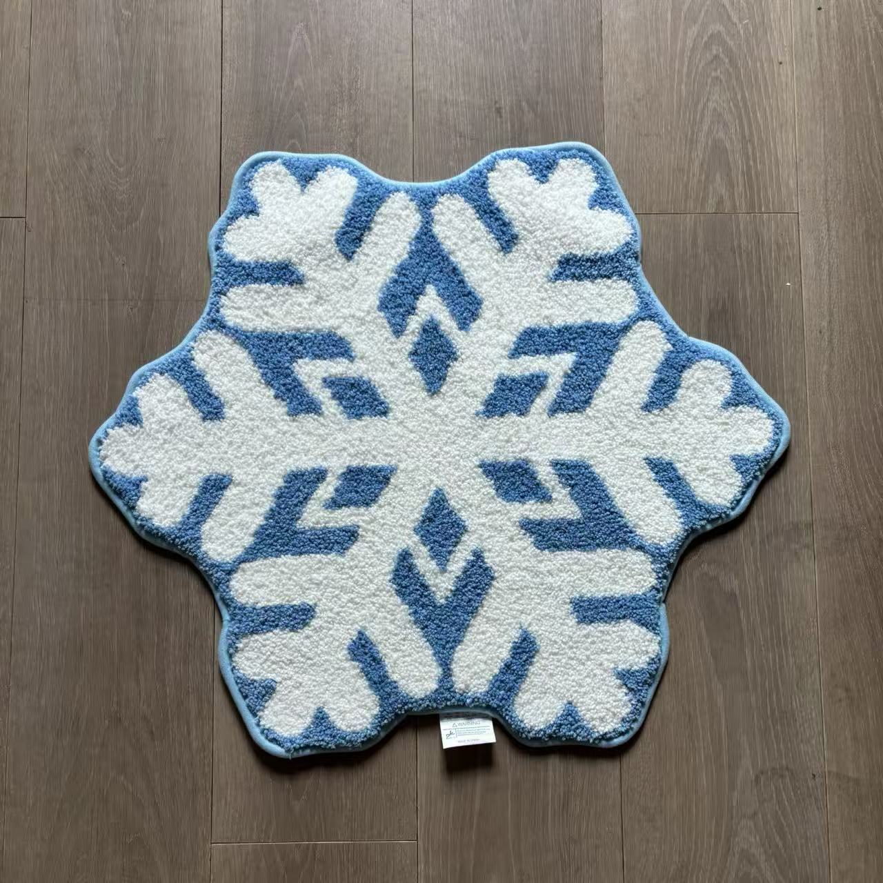 Snowflake Shaped Tufted Rug | Winter & Holiday Accent Floor Mat - Fucolina