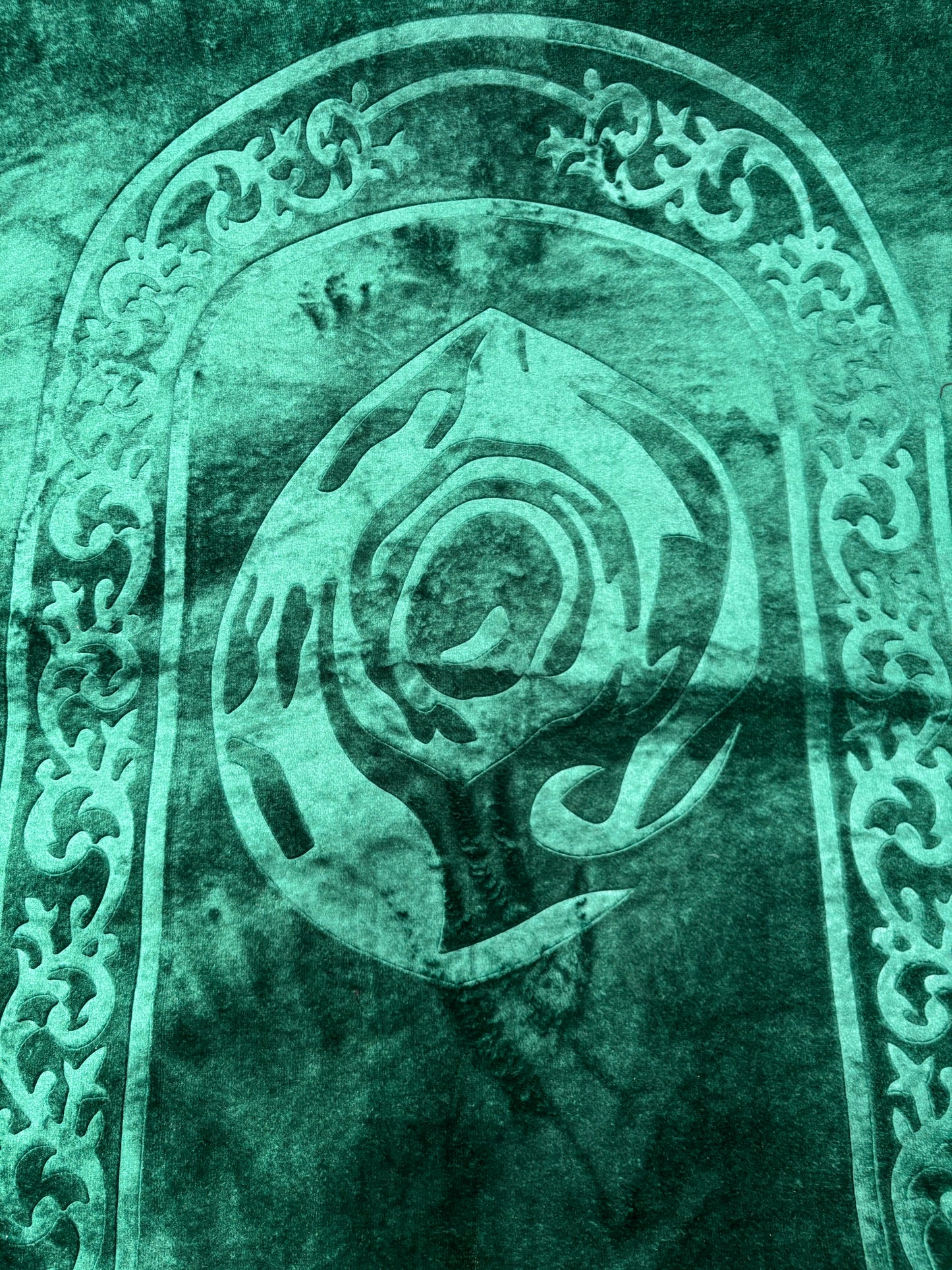 Embossed Velvet Islamic Prayer Rug - Green Kaaba Design Sajjāda - Fucolina