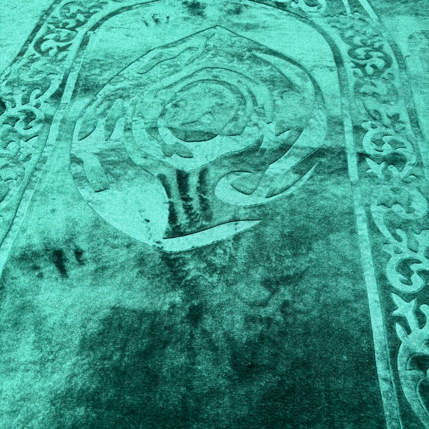 Embossed Velvet Islamic Prayer Rug - Green Kaaba Design Sajjāda - Fucolina