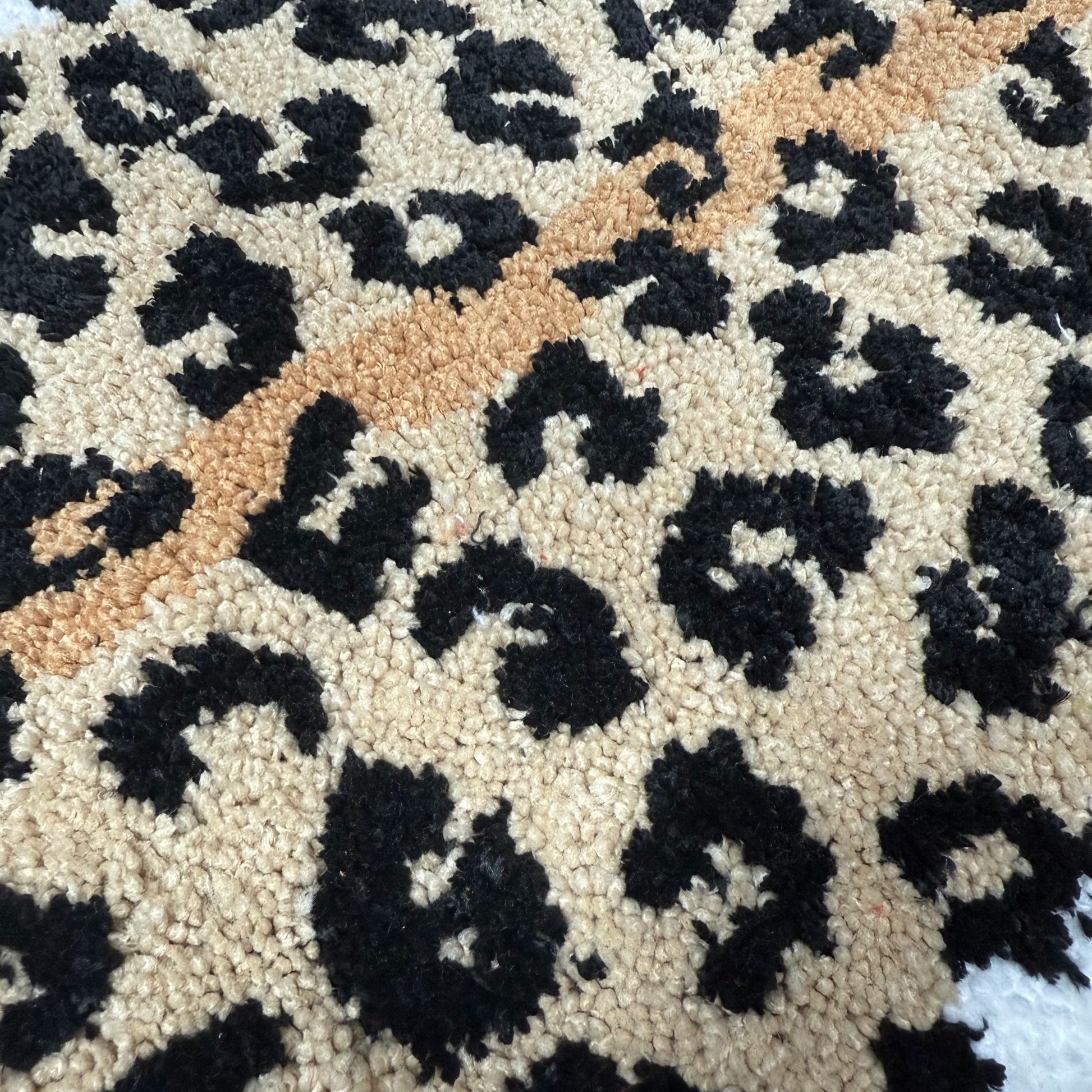 Leopard Print Shaped Tufted Rug | Faux Animal Skin Accent Floor Mat - Fucolina