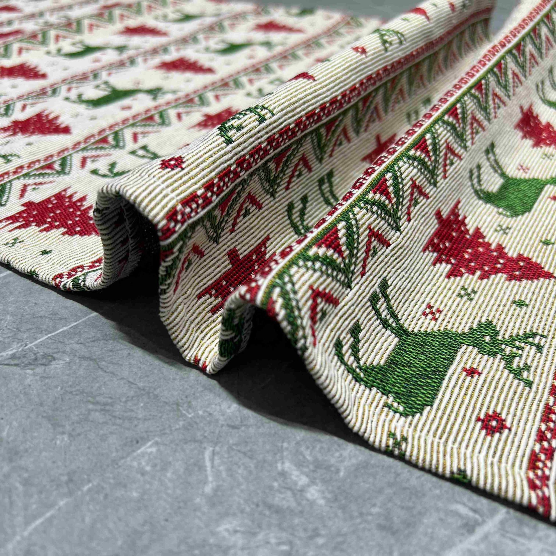 Christmas Table Runner (red and green Reindeer) - Fucolina