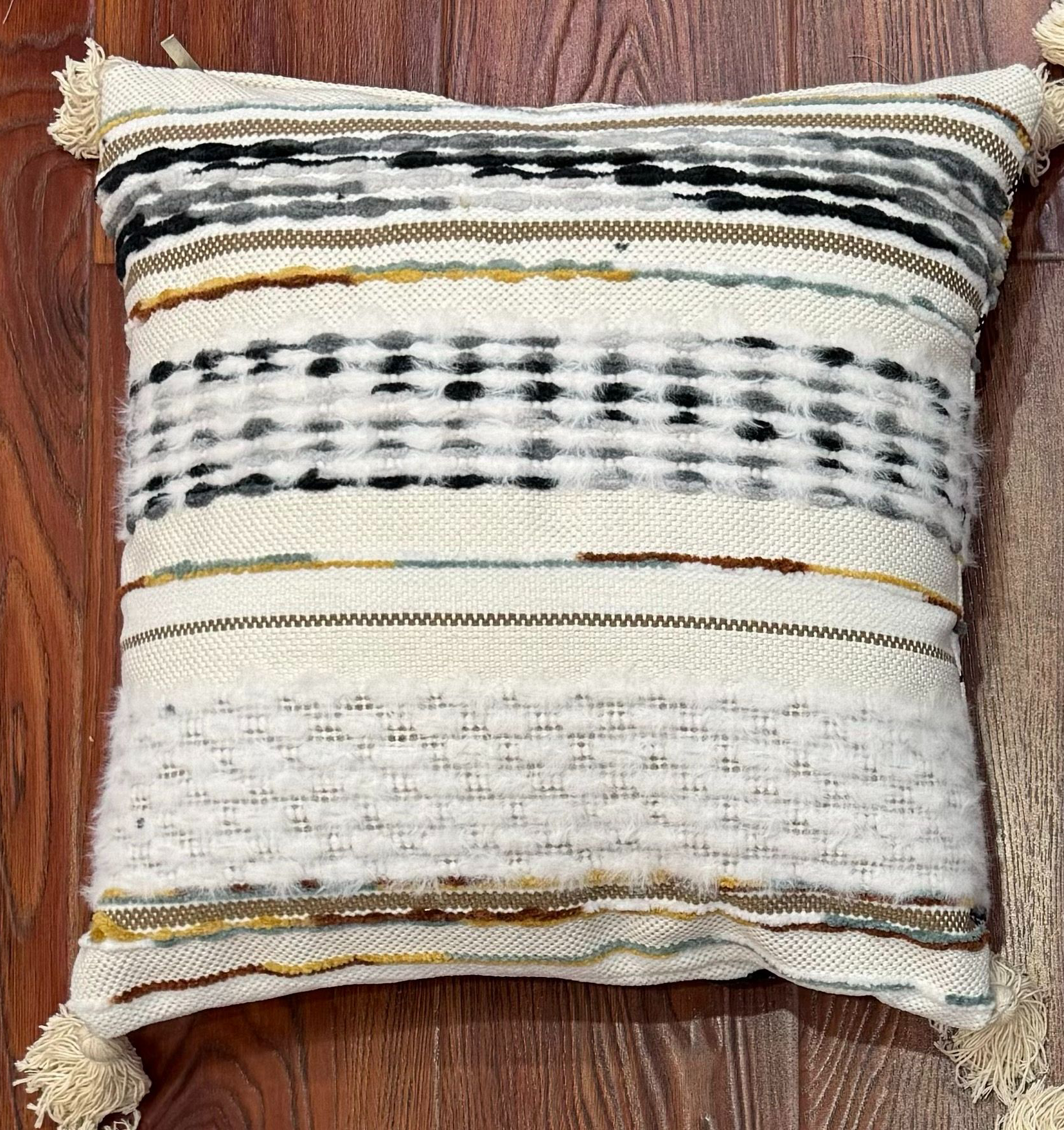 Handwoven Patchwork Tassel Cushion (YS5033-2) - Fucolina